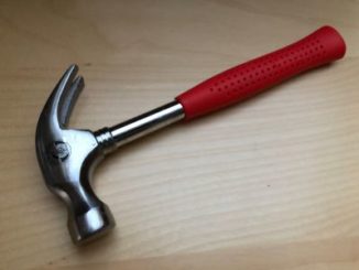 Kinderhammer mit rotem Griff